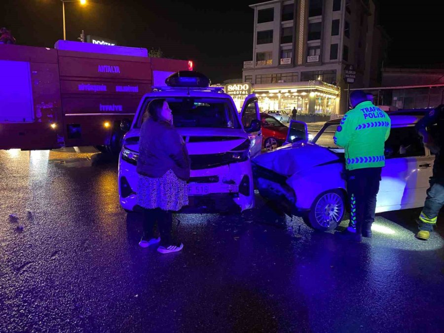 Antalya İki Otomobilin Çarpıştığı Ve 3 Kişinin Yaralandığı Kaza Anı Kamerada