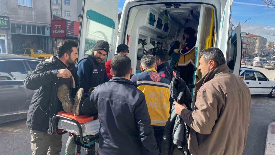 Karaman’da Motosikletlinin Yaralandığı Kaza Kameraya Yansıdı