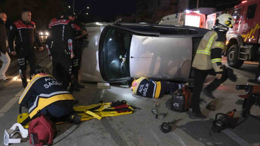 Devrilen Otomobilin Altında Kalan Sürücü İtfaiye Ekiplerince Çıkarıldı