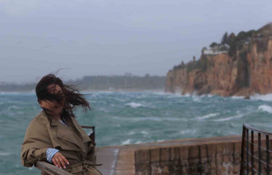 Antalya’da Çatı Uçtu, Aracın Üzerine Tabela Devrildi, Elektrik Telleri Koptu