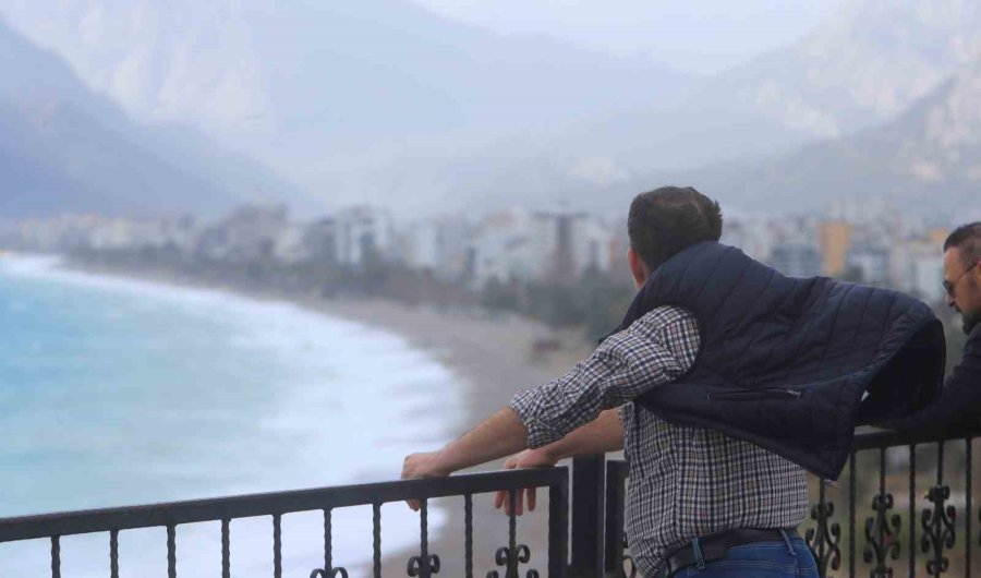 Antalya’da Çatı Uçtu, Aracın Üzerine Tabela Devrildi, Elektrik Telleri Koptu