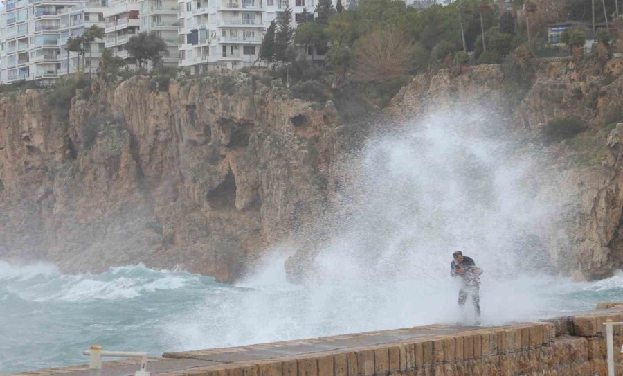 Antalya’da Çatı Uçtu, Aracın Üzerine Tabela Devrildi, Elektrik Telleri Koptu