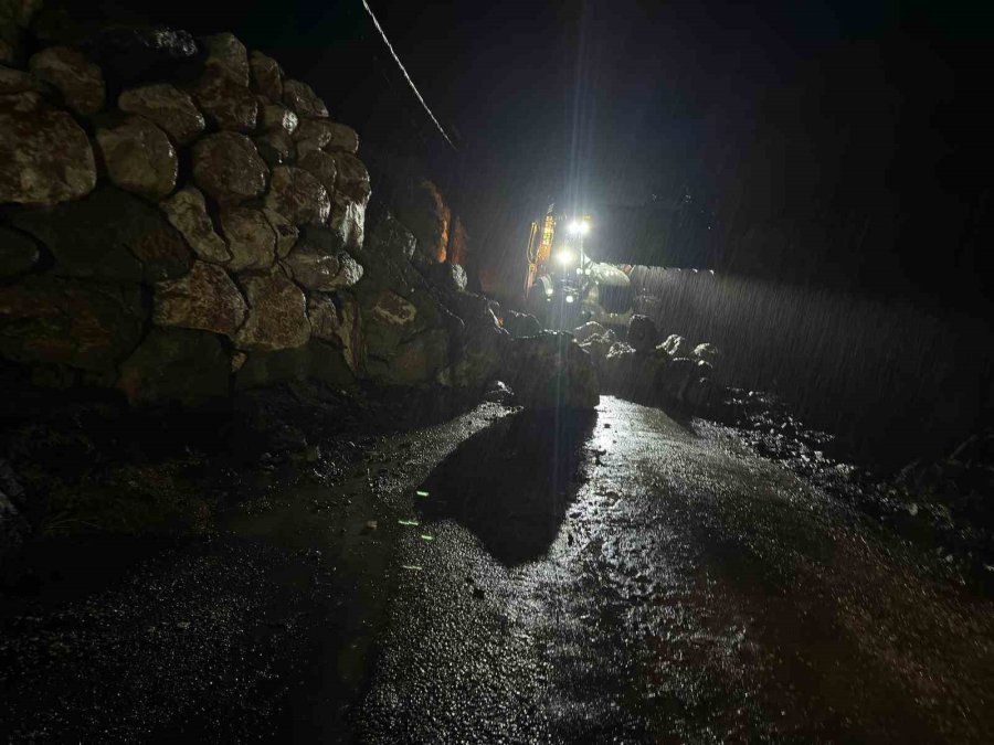 Kemer’de Yağış Nedeniyle İstinat Duvarı Çöktü