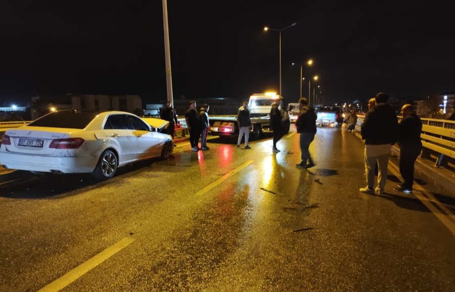 Manavgat’ta Üç Araçlı Zincirleme Kaza: 3 Yaralı