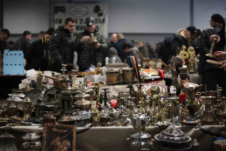 Bu Pazarda Tezgahtakiler Geçmişe Götürüyor