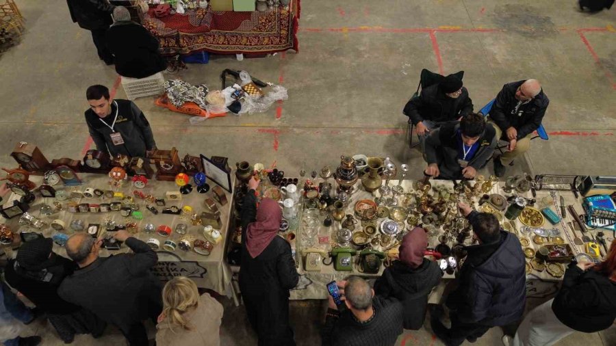 Bu Pazarda Tezgahtakiler Geçmişe Götürüyor