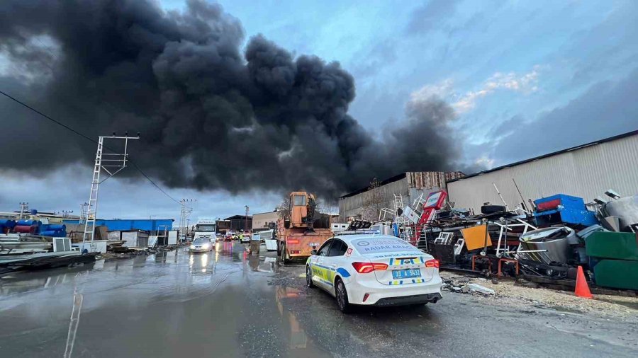 Mersin’de Plastik Ham Madde Deposunda Yangın: Çok Sayıda İtfaiye Ekibi Müdahale Ediyor
