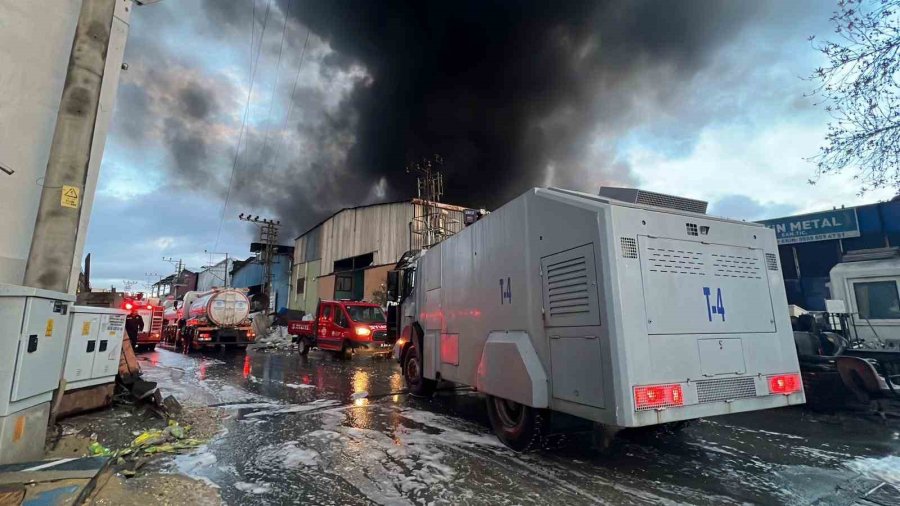 Mersin’de Plastik Ham Madde Deposunda Yangın: Çok Sayıda İtfaiye Ekibi Müdahale Ediyor