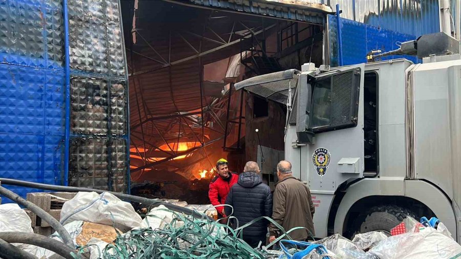 Mersin’de Plastik Ham Madde Deposunda Yangın: Çok Sayıda İtfaiye Ekibi Müdahale Ediyor