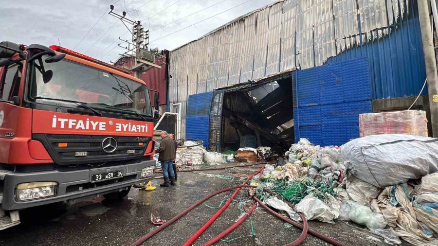 Mersin’deki Plastik Ham Madde Deposunda Çıkan Yangın Kontrol Altına Alındı