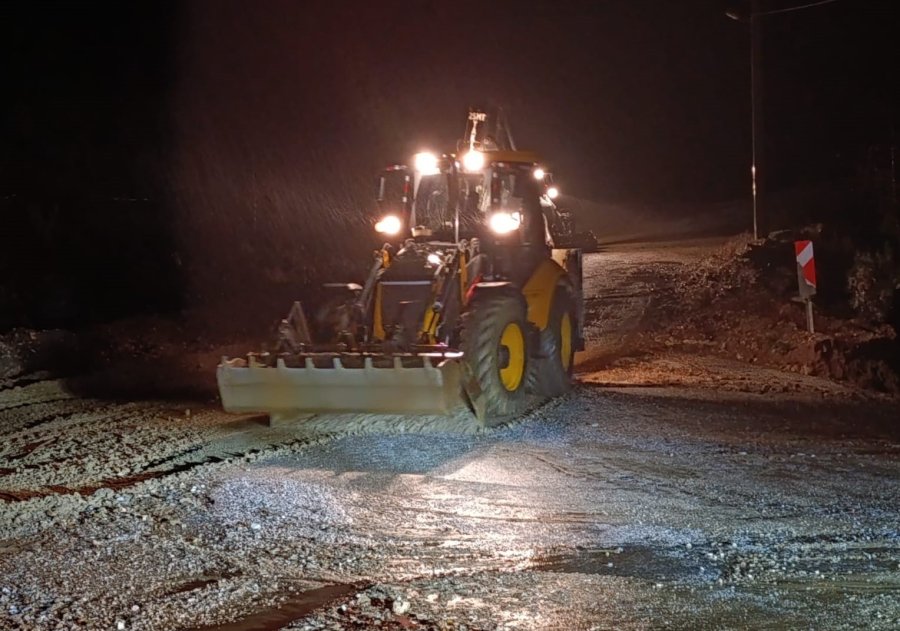 Alanya’da Heyelan Nedeniyle Kapanan Yolları Açma Çalışmaları Sürüyor