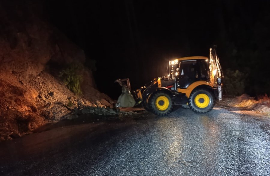 Alanya’da Heyelan Nedeniyle Kapanan Yolları Açma Çalışmaları Sürüyor