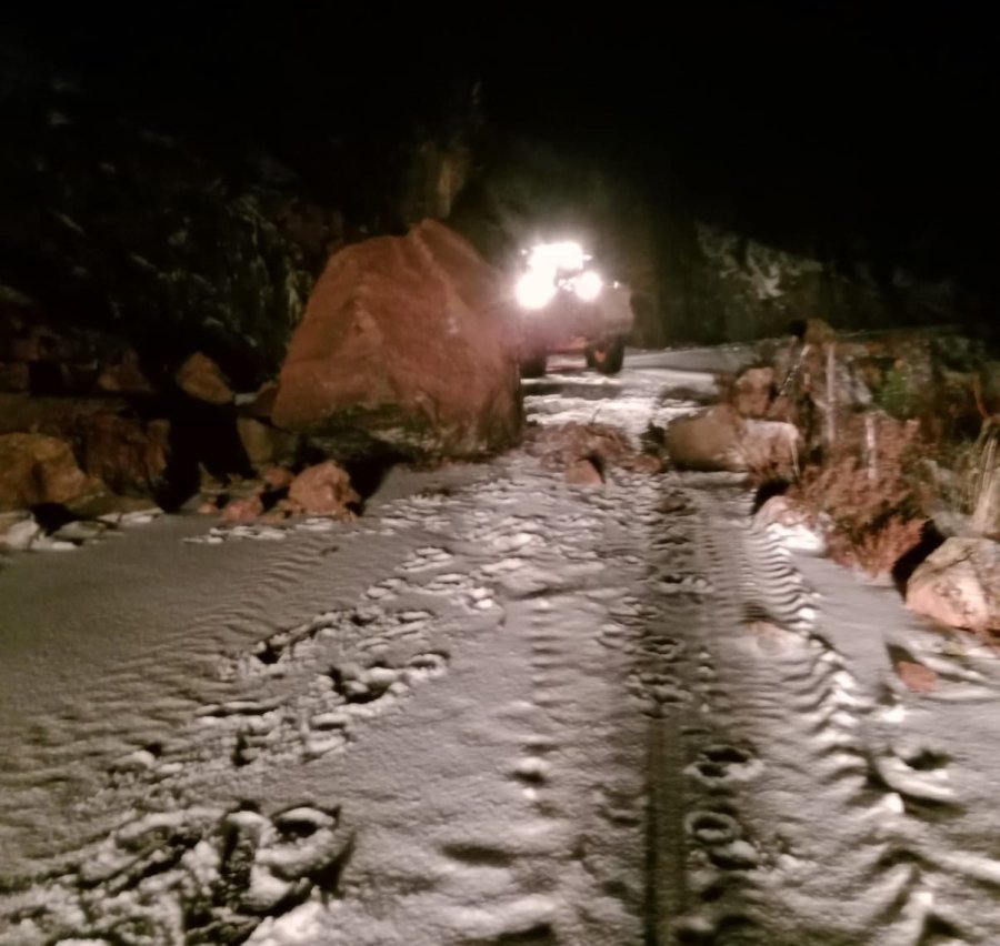 Alanya’da Heyelan Nedeniyle Kapanan Yolları Açma Çalışmaları Sürüyor