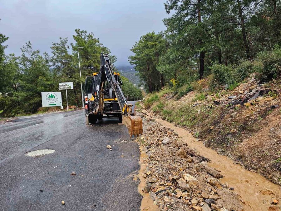 Alanya’da Heyelan Nedeniyle Kapanan Yolları Açma Çalışmaları Sürüyor