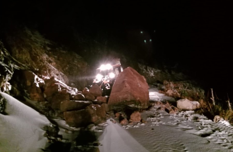 Alanya’da Heyelan Nedeniyle Kapanan Yolları Açma Çalışmaları Sürüyor