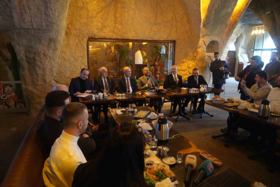 Başkan Özdemir: "gazeteciler En Özel Günlerinde Bile Mesleklerini Bırakamıyor"