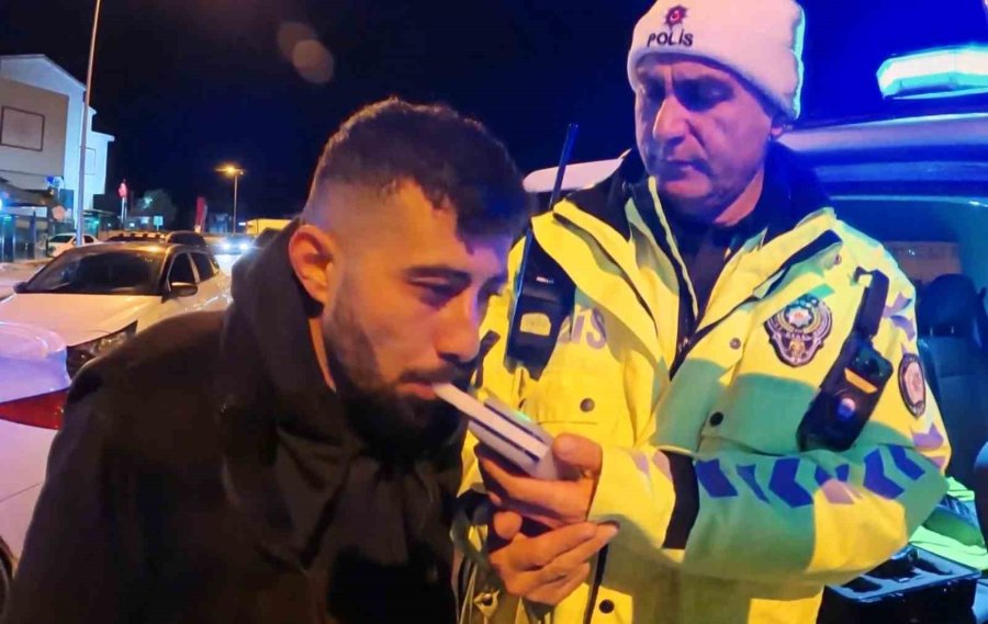Alkollü Araç Kullanırken Yakalandı, Ehliyetine El Konulunca Araç Başında İçmeyi Sürdürdü