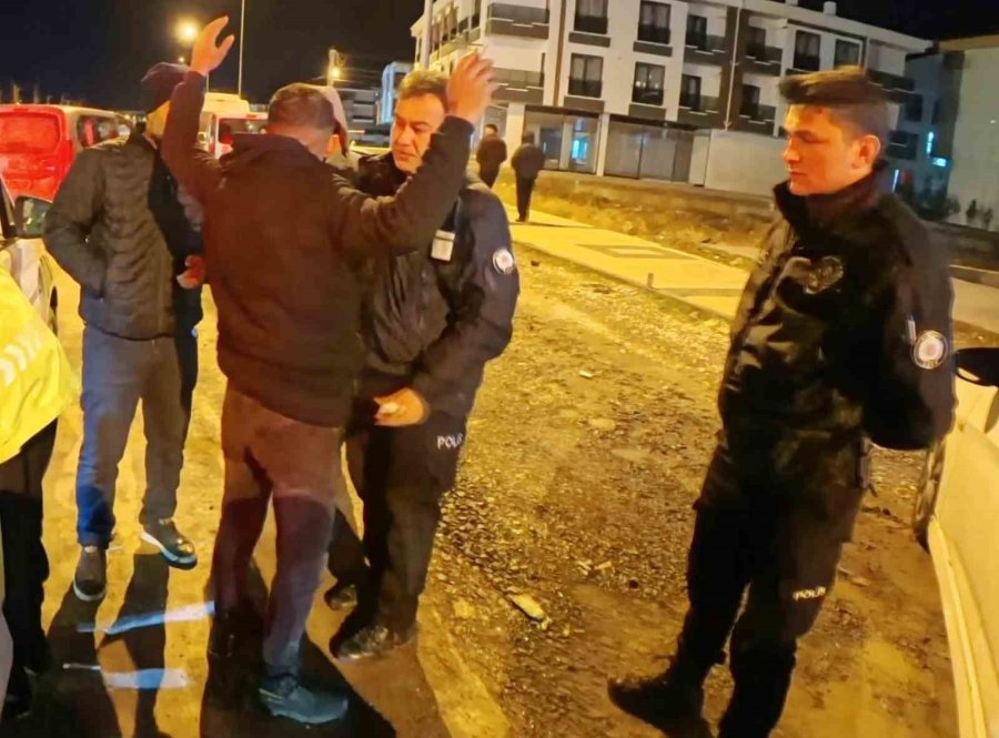 Alkollü Araç Kullanırken Yakalandı, Ehliyetine El Konulunca Araç Başında İçmeyi Sürdürdü