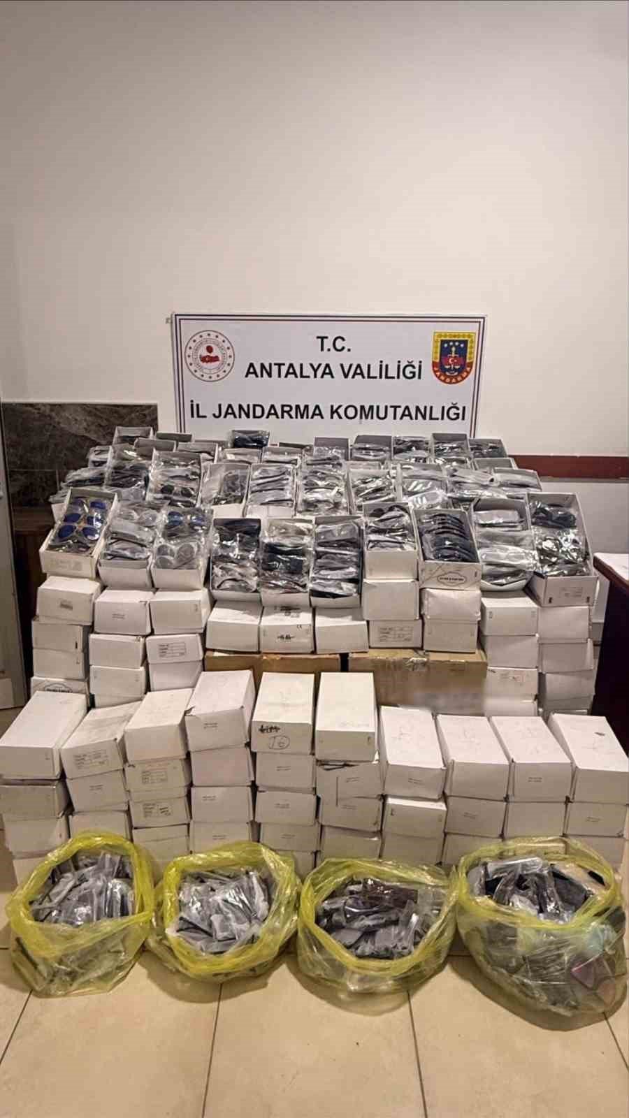 Alanya’da Kaçakçılığa Jandarmadan Çifte Operasyon
