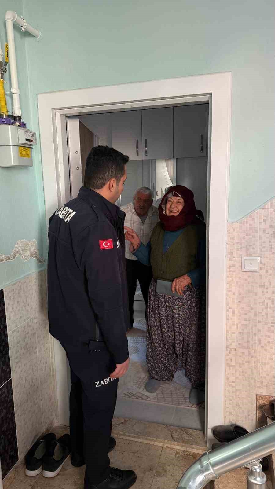 Yaşlı Kadının Pazarda Kaybettiği Cüzdanı Bulup Evinde Teslim Ettiler