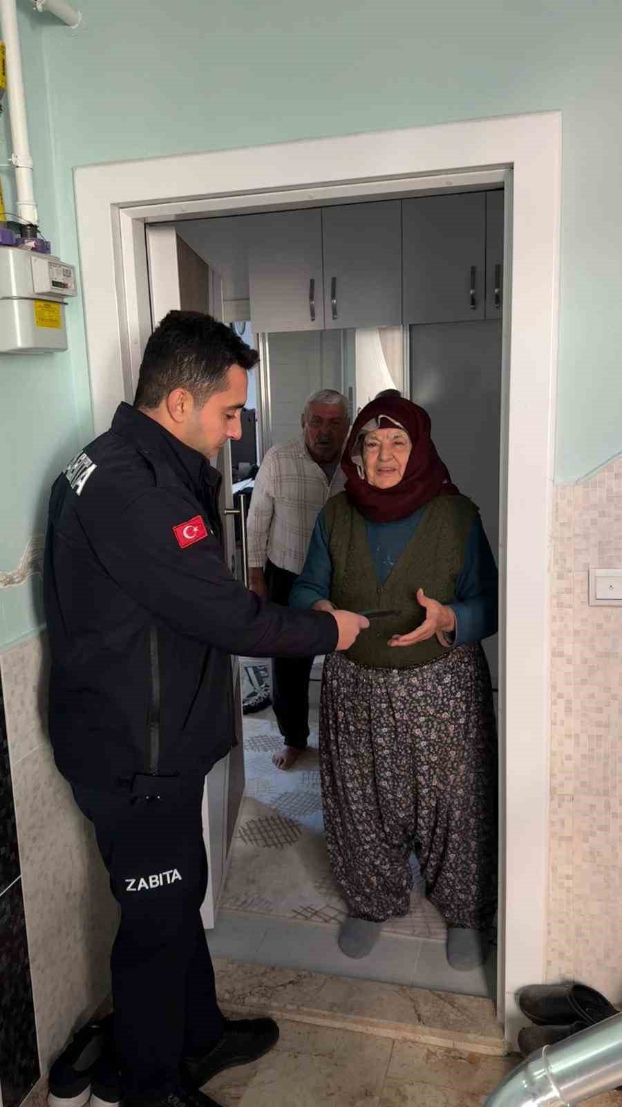 Yaşlı Kadının Pazarda Kaybettiği Cüzdanı Bulup Evinde Teslim Ettiler