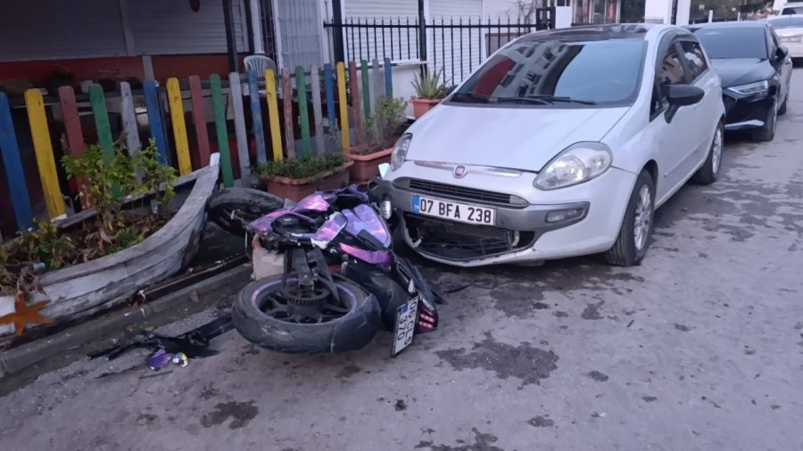 Tesla İle Çarpışan Motosikletteki 2 Kişi Metrelerce Savruldu