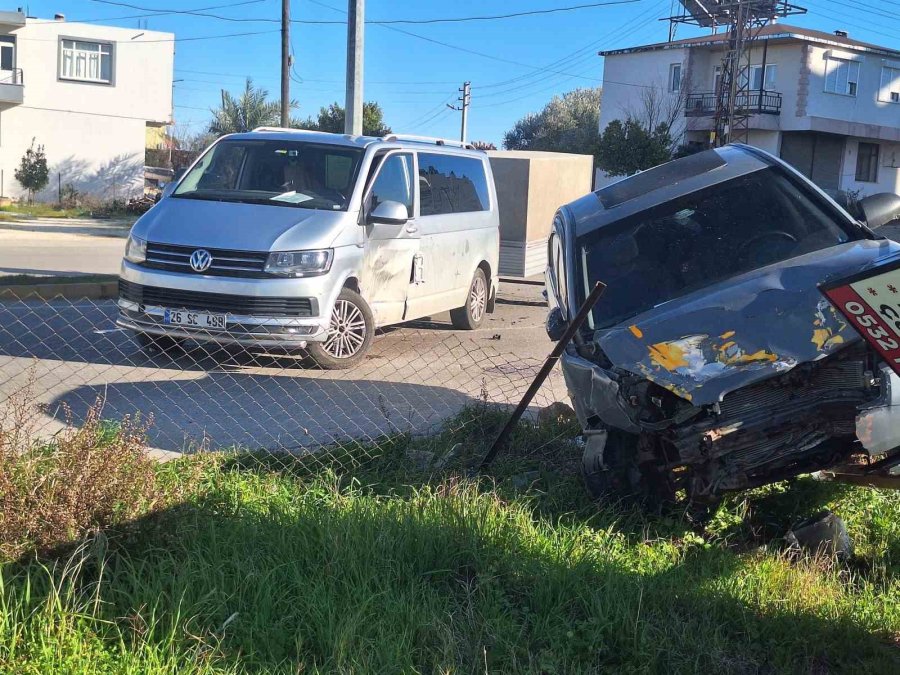 Serik’te Otomobil İle Minibüs Çarpıştı: 1 Yaralı