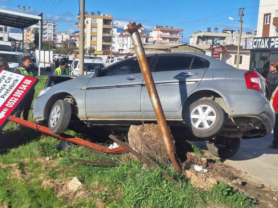 Serik’te Otomobil İle Minibüs Çarpıştı: 1 Yaralı