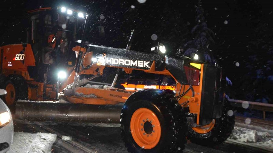 Antalya’da Bin 825 Rakımlı Alacabel’de Kar Yağışı Başladı