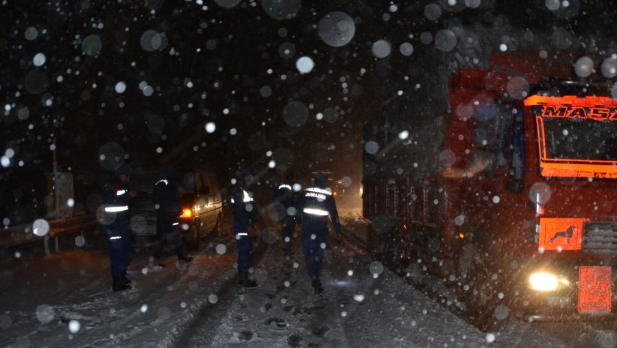 Antalya’da Bin 825 Rakımlı Alacabel’de Kar Yağışı Başladı