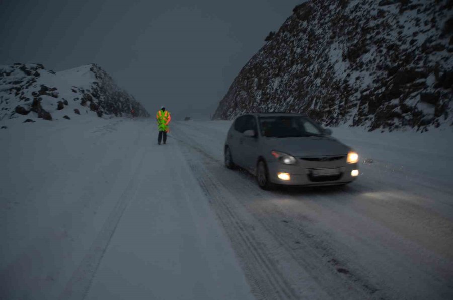 Alacabel’de Kar Yağışı Etkisini Sürdürüyor, Kar Kalınlığı Yer Yer 30 Santimetreye Ulaştı