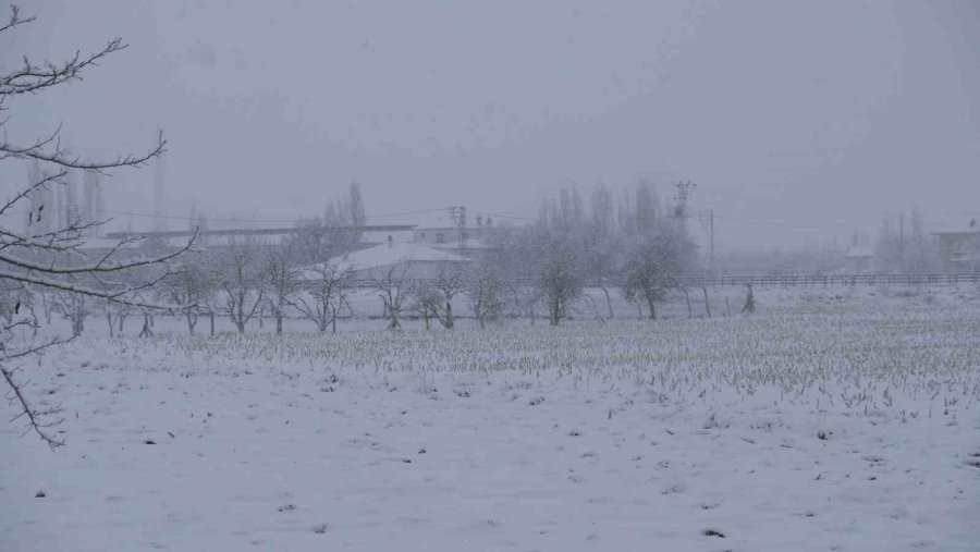 Karaman’da Kar Yağışı Sevindirirken Kartpostallık Manzaralar Oluştu