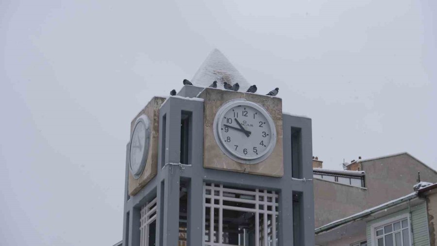 Karaman’da Kar Yağışı Sevindirirken Kartpostallık Manzaralar Oluştu