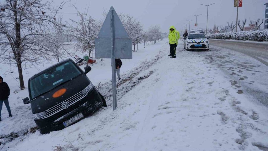 Karaman’da Karlı Yolda Kontrolden Çıkan Minibüs Şarampole İndi