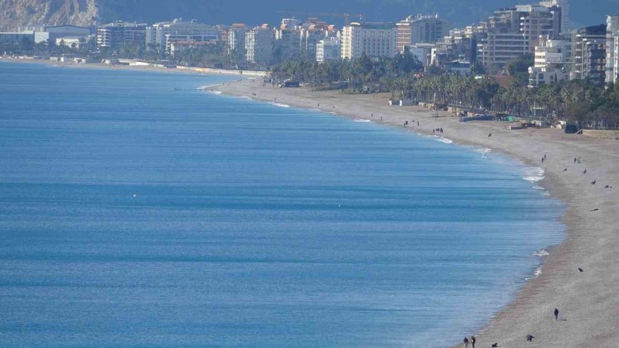 Türkiye Kar Tatilindeyken Antalya’da Öğrenciler Deniz Keyfi Yaptı