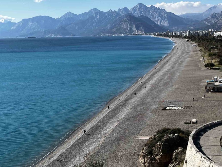 Türkiye Kar Tatilindeyken Antalya’da Öğrenciler Deniz Keyfi Yaptı