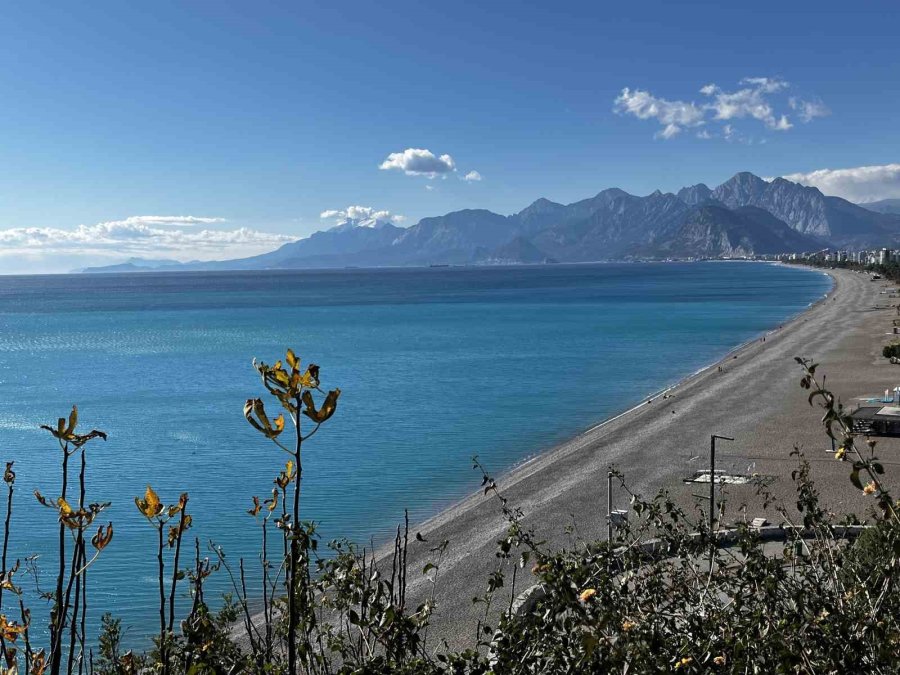 Türkiye Kar Tatilindeyken Antalya’da Öğrenciler Deniz Keyfi Yaptı
