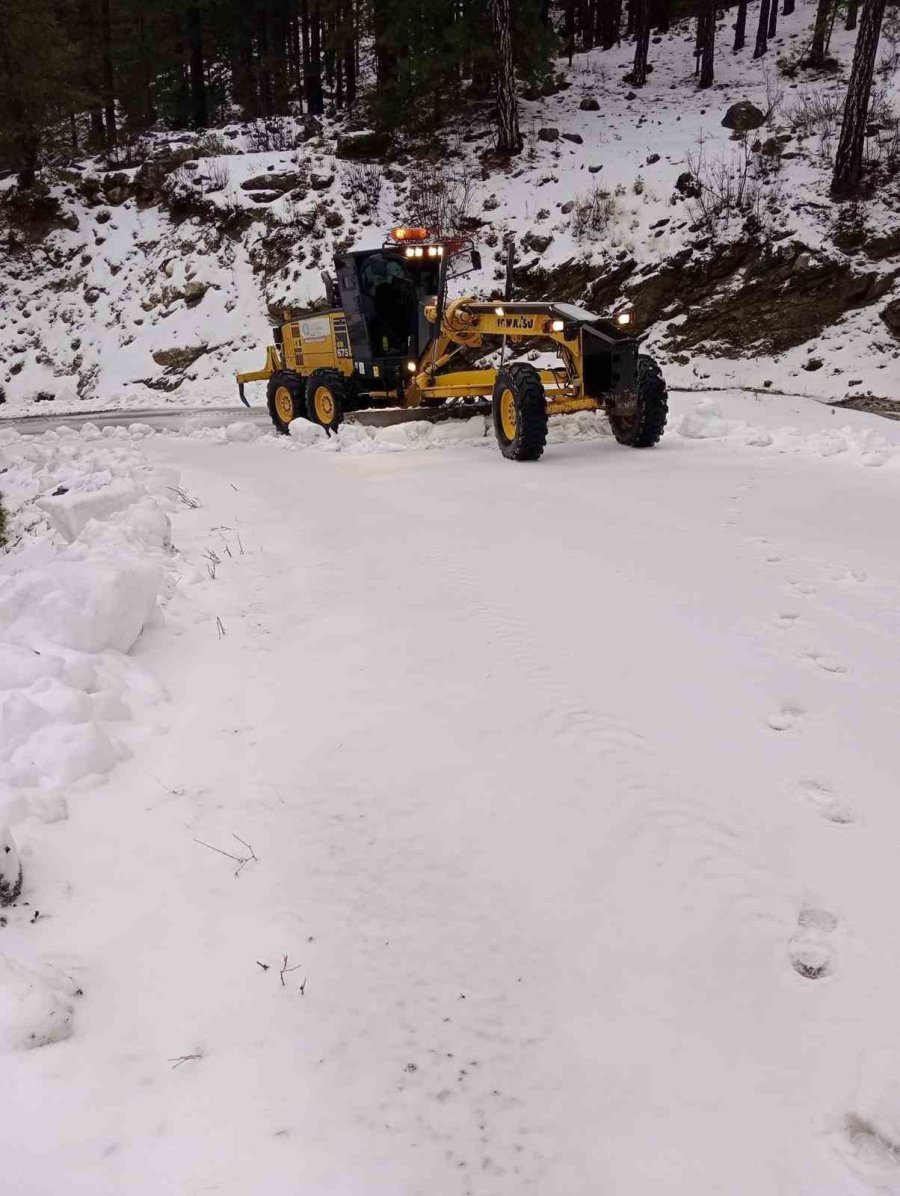 Alanya’nın Yüksek Kesimlerinde Karla Mücadele Çalışması Sürüyor