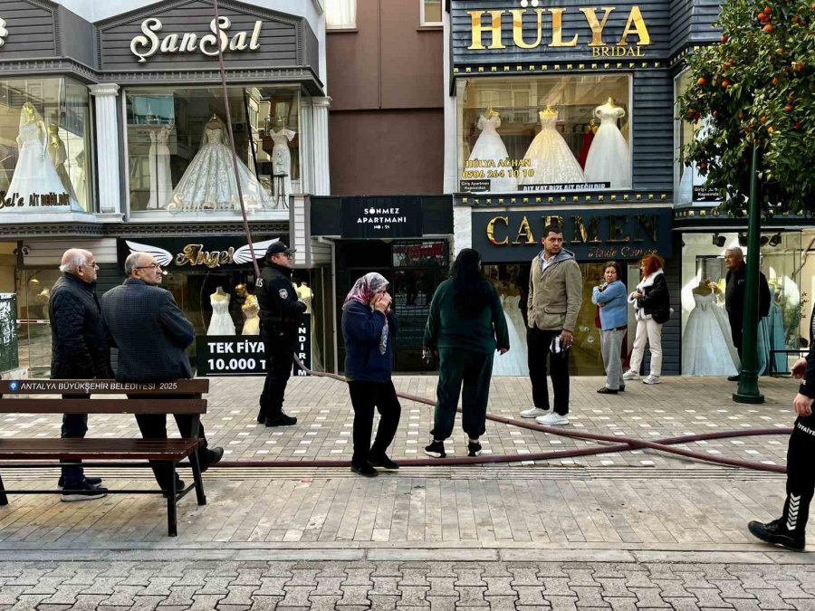 Apartman Dairesinde Çıkan Yangın Korkuttu