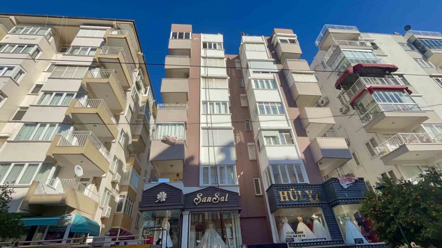 Apartman Dairesinde Çıkan Yangın Korkuttu
