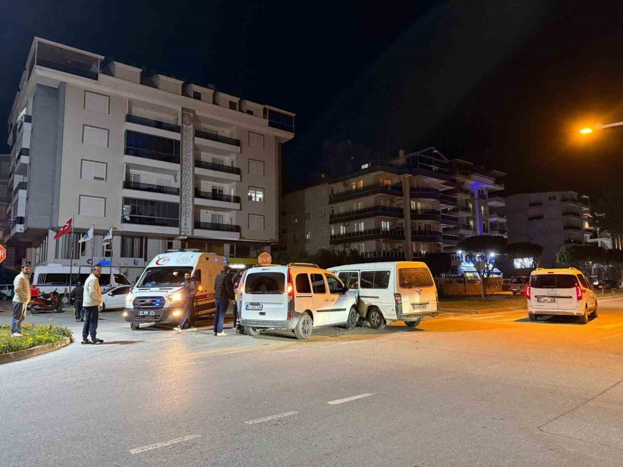 Gazipaşa’da İki Kamyonet Çarpıştı: 1 Yaralı