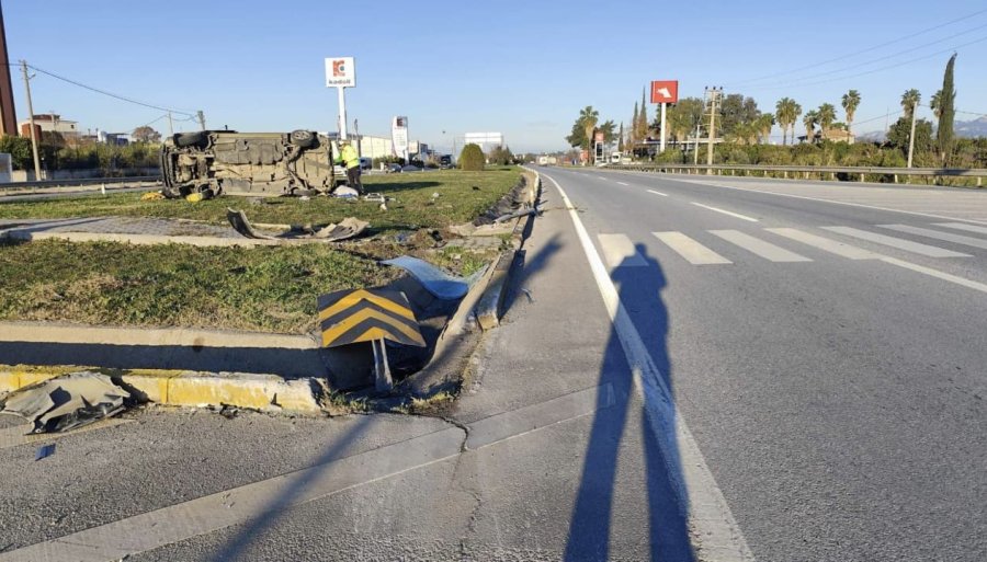 Kırmızı Işık İhlali Yapan Aracın Çarptığı Minibüs Devrildi: 5 Yaralı