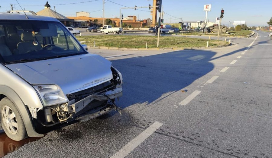 Kırmızı Işık İhlali Yapan Aracın Çarptığı Minibüs Devrildi: 5 Yaralı