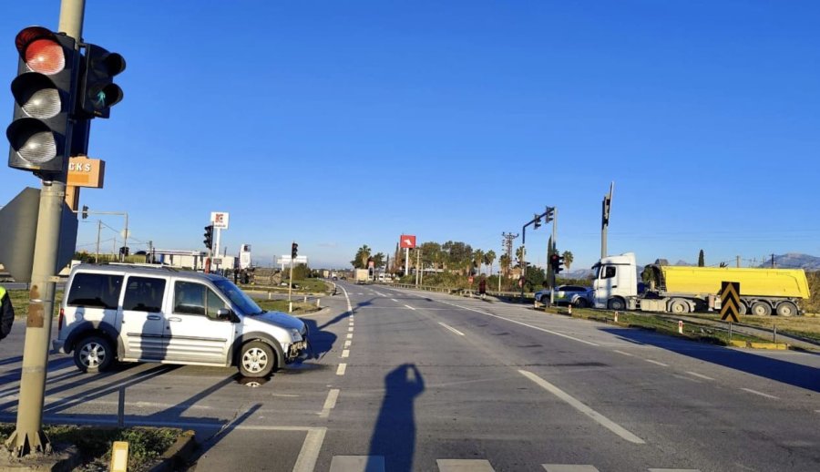 Kırmızı Işık İhlali Yapan Aracın Çarptığı Minibüs Devrildi: 5 Yaralı