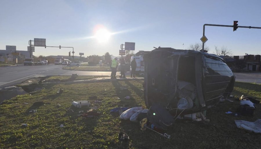 Kırmızı Işık İhlali Yapan Aracın Çarptığı Minibüs Devrildi: 5 Yaralı