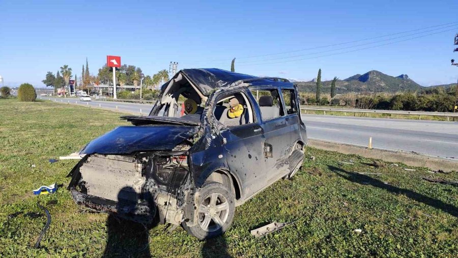 Kırmızı Işık İhlali Yapan Aracın Çarptığı Minibüs Devrildi: 5 Yaralı