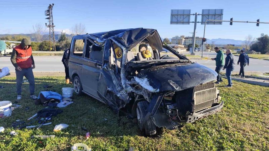 Kırmızı Işık İhlali Yapan Aracın Çarptığı Minibüs Devrildi: 5 Yaralı