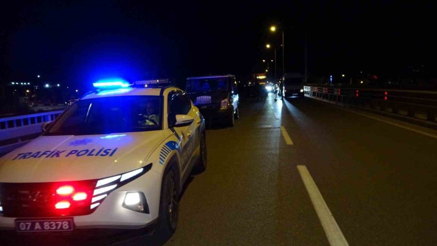 Manavgat’ta Köprülü Kavşakta Zincirleme Kaza: 2 Yaralı