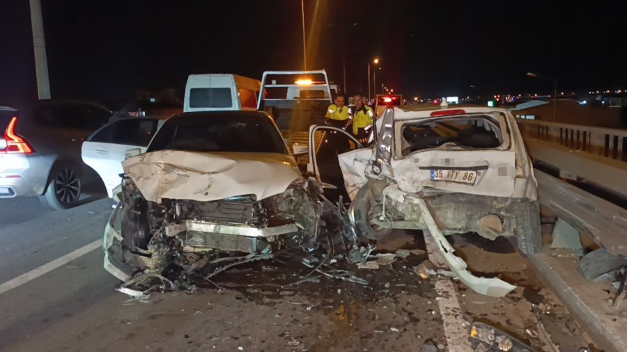 Manavgat’ta Köprülü Kavşakta Zincirleme Kaza: 2 Yaralı