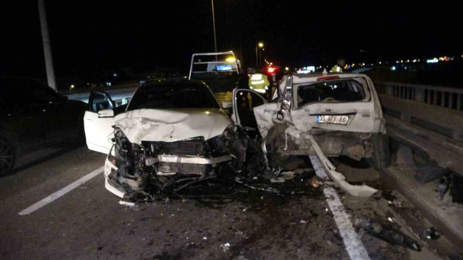 Manavgat’ta Köprülü Kavşakta Zincirleme Kaza: 2 Yaralı